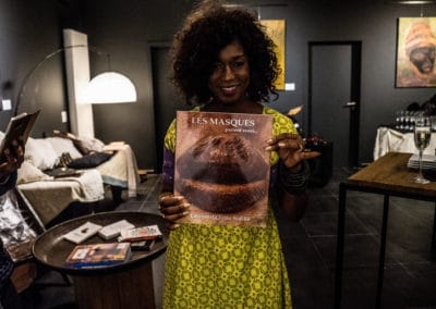 Fatoumata Fathy Sidibé tient son livre en main dans le Concept Store